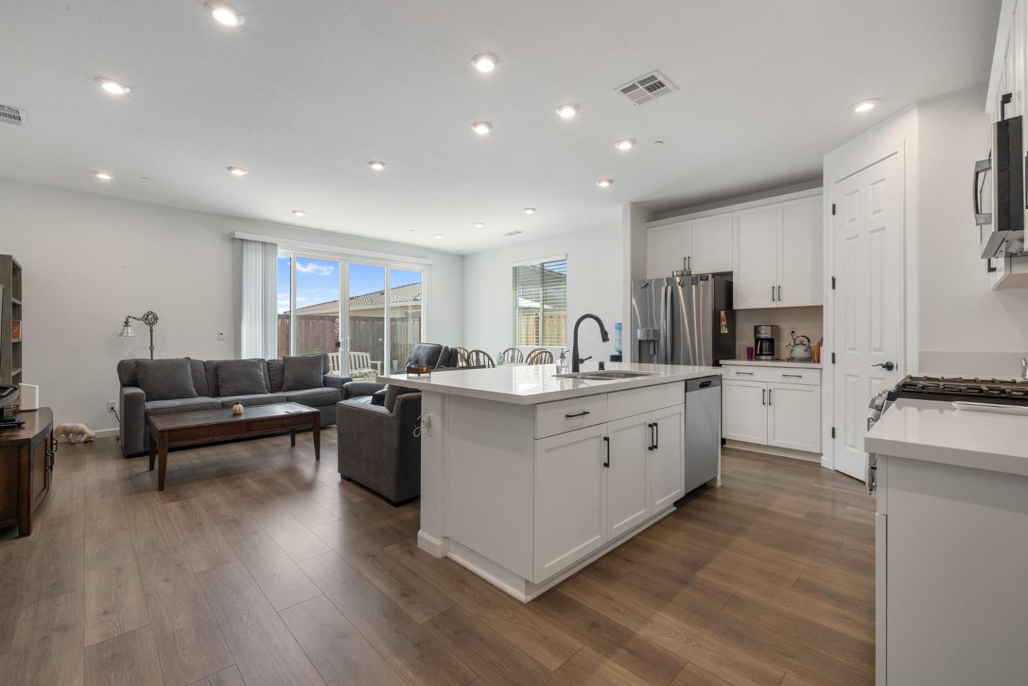 Detail Gallery Image 6 of 31 For 667 Pleasant Dr, Lathrop,  CA 95330 - 3 Beds | 2 Baths