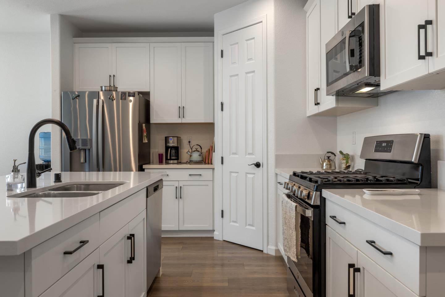 Detail Gallery Image 7 of 31 For 667 Pleasant Dr, Lathrop,  CA 95330 - 3 Beds | 2 Baths