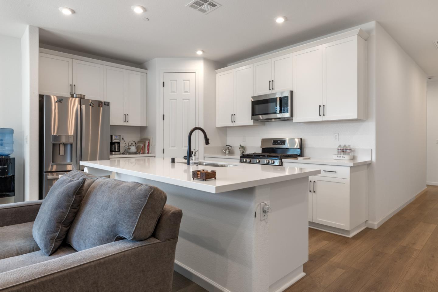 Detail Gallery Image 8 of 31 For 667 Pleasant Dr, Lathrop,  CA 95330 - 3 Beds | 2 Baths