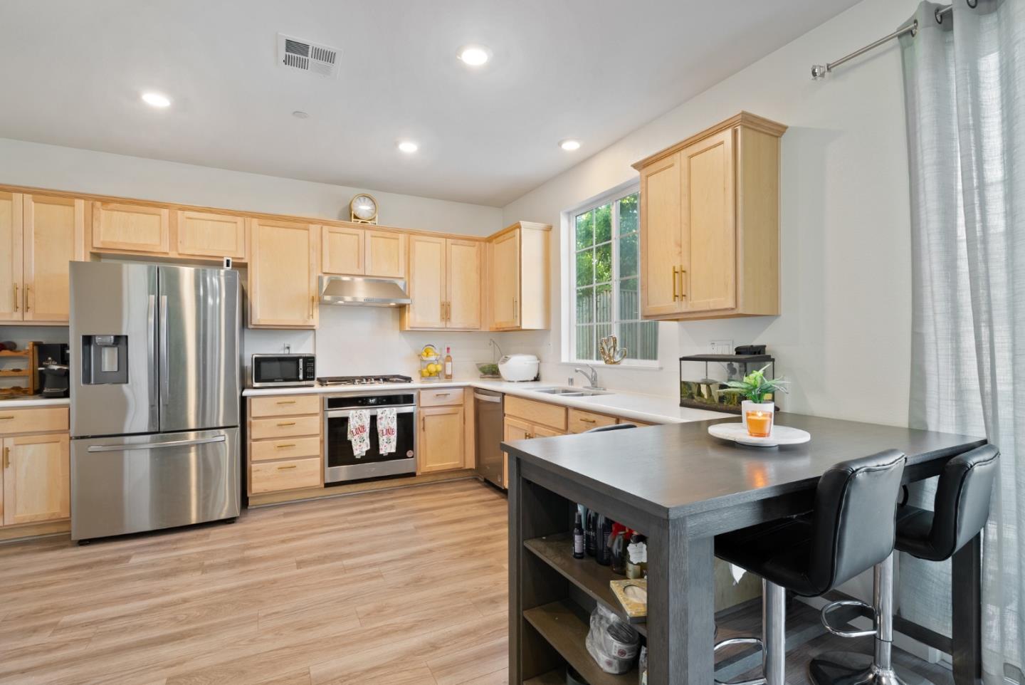 Detail Gallery Image 10 of 27 For 1455 Winzer Pl, Gilroy,  CA 95020 - 4 Beds | 2/1 Baths