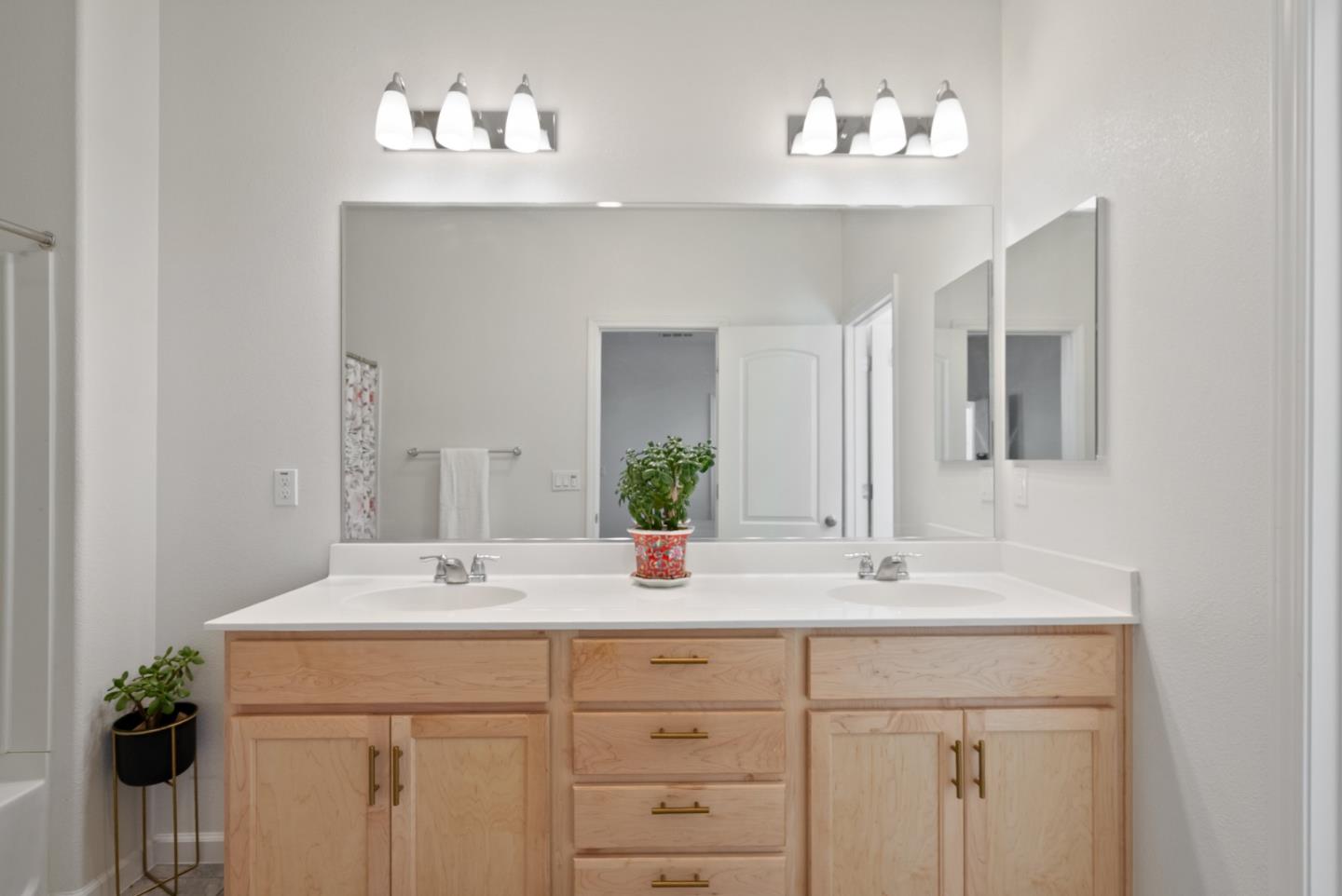 Detail Gallery Image 13 of 27 For 1455 Winzer Pl, Gilroy,  CA 95020 - 4 Beds | 2/1 Baths