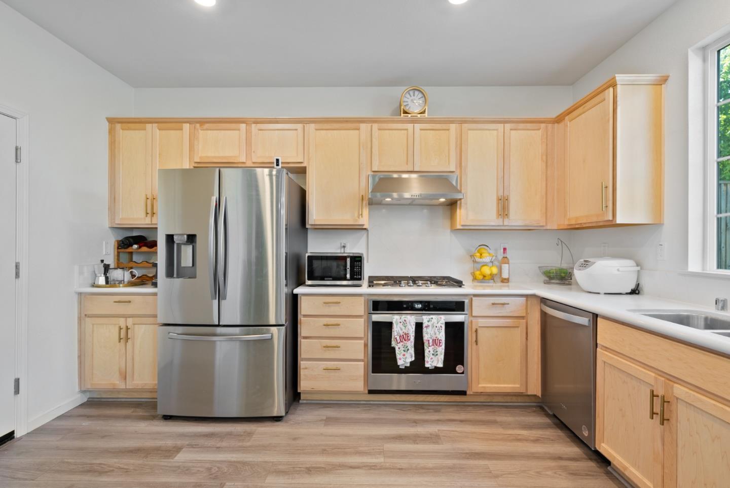 Detail Gallery Image 9 of 27 For 1455 Winzer Pl, Gilroy,  CA 95020 - 4 Beds | 2/1 Baths