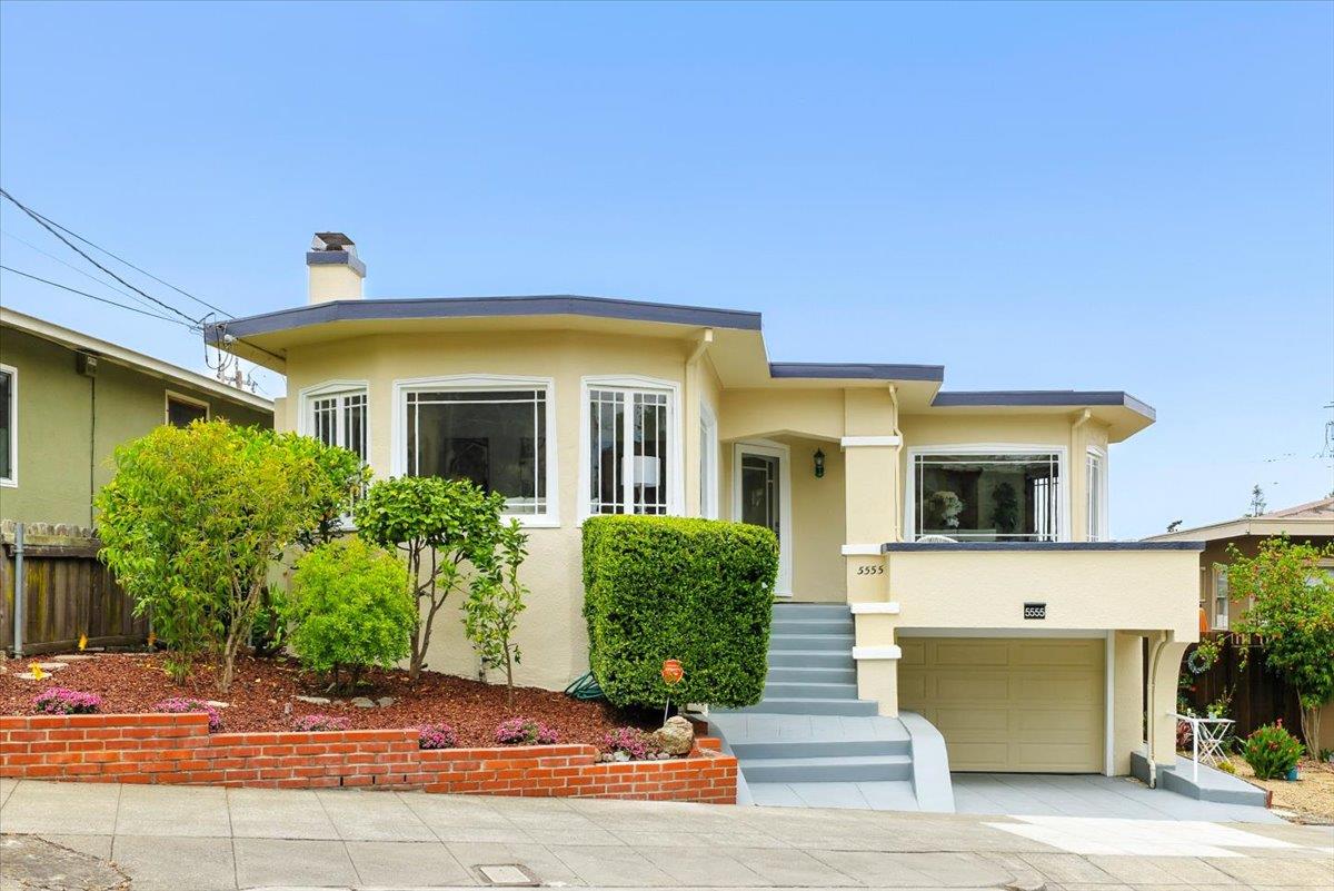 Detail Gallery Image 2 of 71 For 5555 Carlton St, Oakland,  CA 94618 - 4 Beds | 2 Baths
