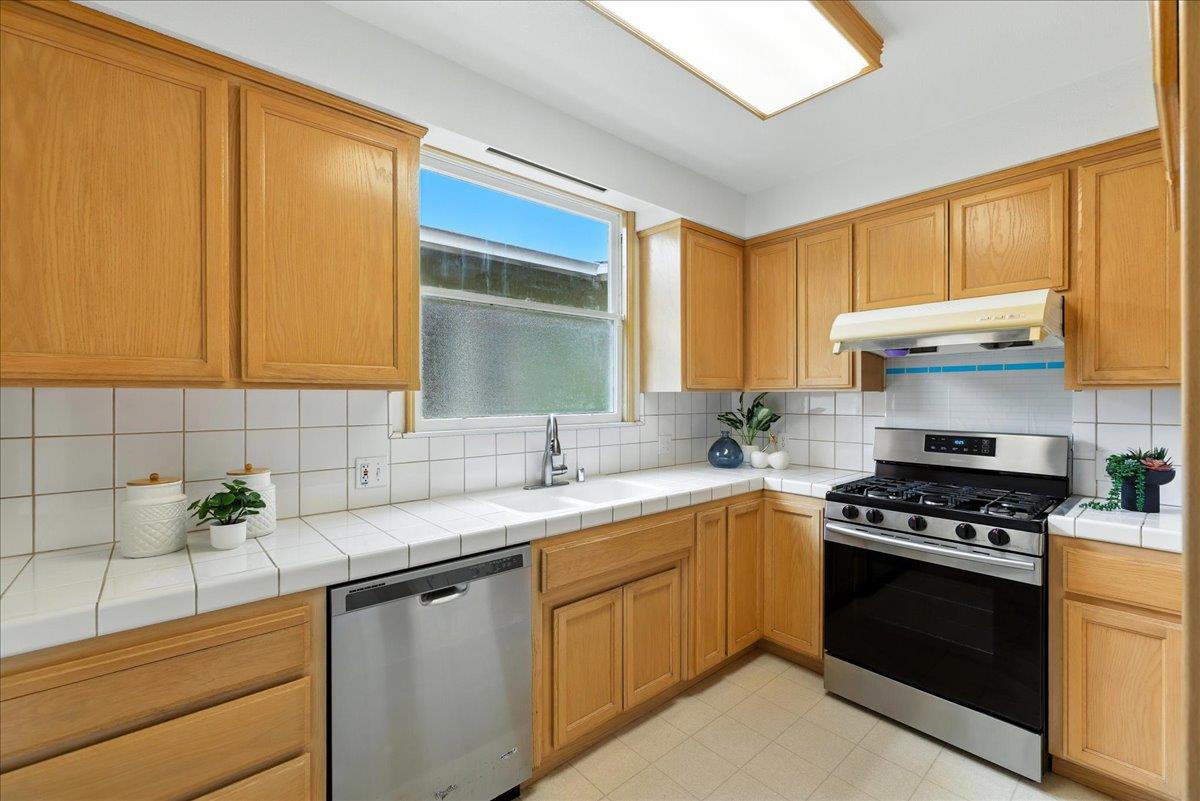 Detail Gallery Image 24 of 71 For 5555 Carlton St, Oakland,  CA 94618 - 4 Beds | 2 Baths