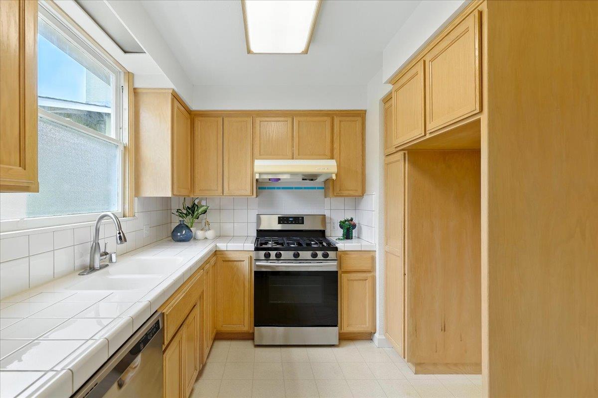 Detail Gallery Image 25 of 71 For 5555 Carlton St, Oakland,  CA 94618 - 4 Beds | 2 Baths