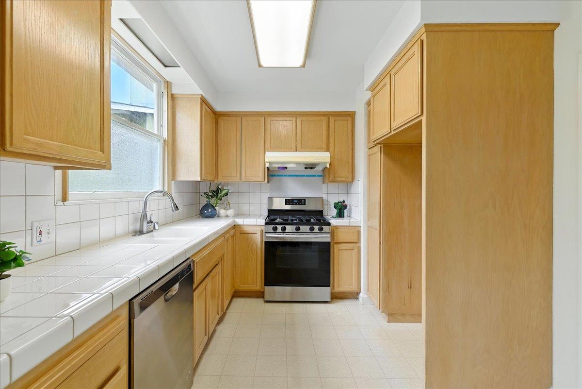 Detail Gallery Image 26 of 71 For 5555 Carlton St, Oakland,  CA 94618 - 4 Beds | 2 Baths