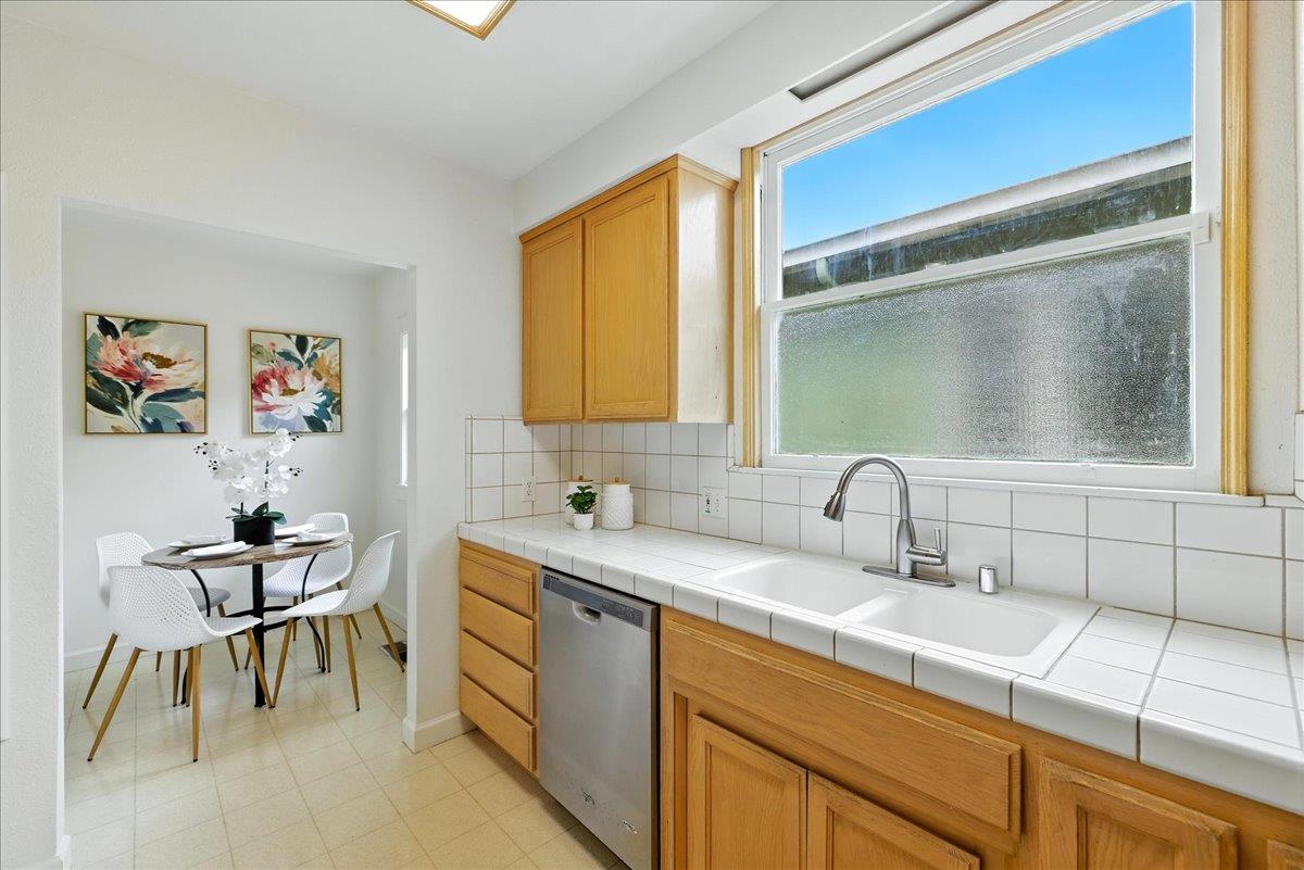 Detail Gallery Image 27 of 71 For 5555 Carlton St, Oakland,  CA 94618 - 4 Beds | 2 Baths