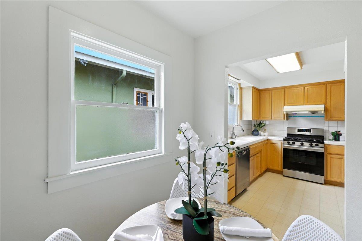 Detail Gallery Image 29 of 71 For 5555 Carlton St, Oakland,  CA 94618 - 4 Beds | 2 Baths
