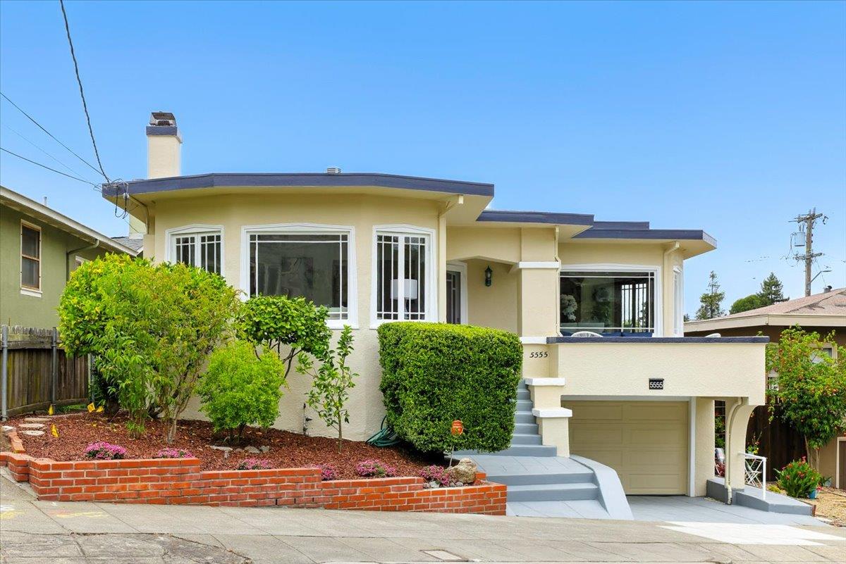 Detail Gallery Image 3 of 71 For 5555 Carlton St, Oakland,  CA 94618 - 4 Beds | 2 Baths