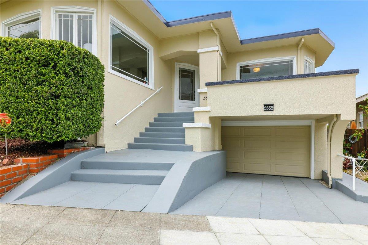 Detail Gallery Image 4 of 71 For 5555 Carlton St, Oakland,  CA 94618 - 4 Beds | 2 Baths