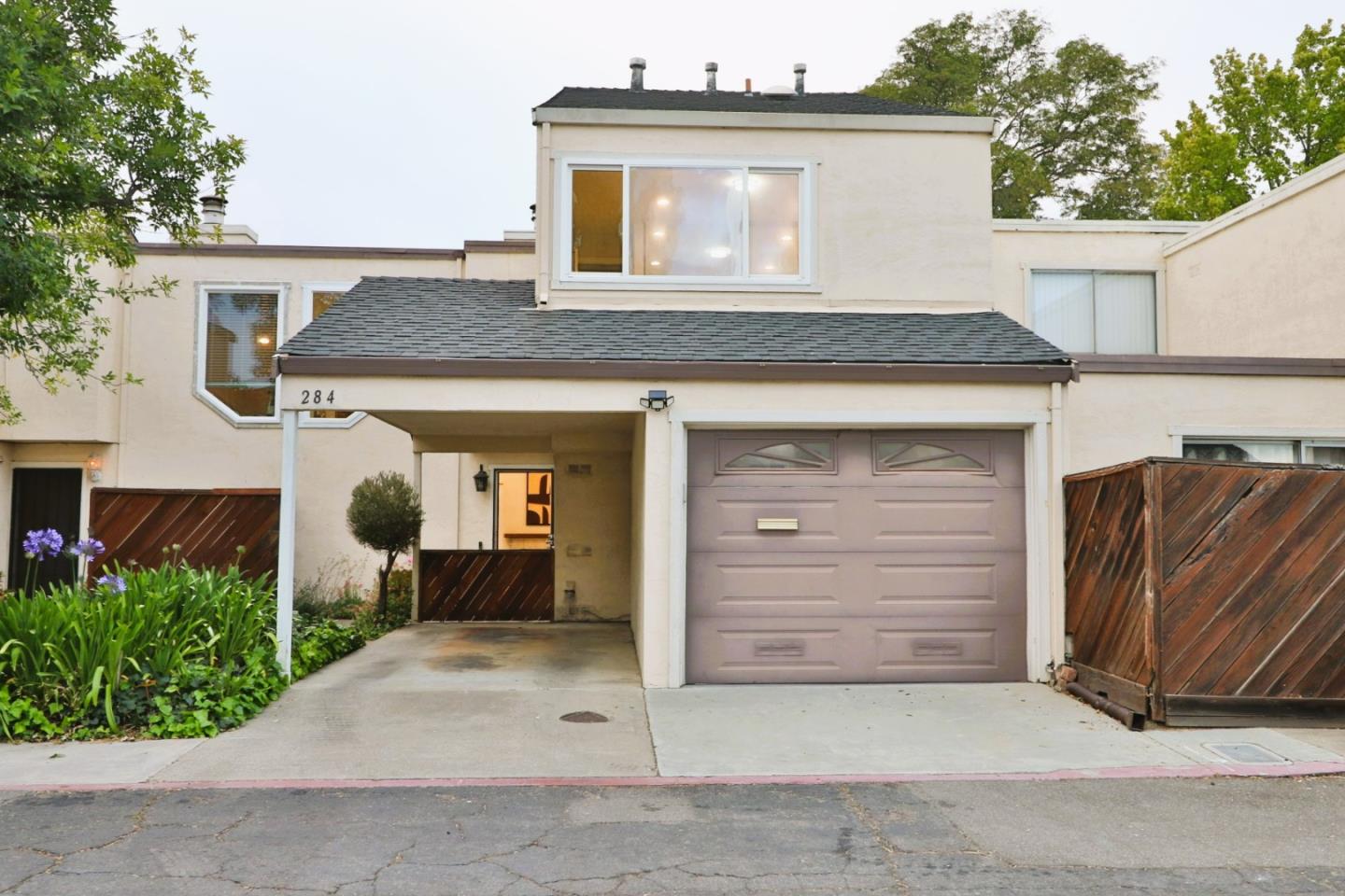 Detail Gallery Image 2 of 45 For 284 Rosewood Ct, Hayward,  CA 94544 - 2 Beds | 2/1 Baths