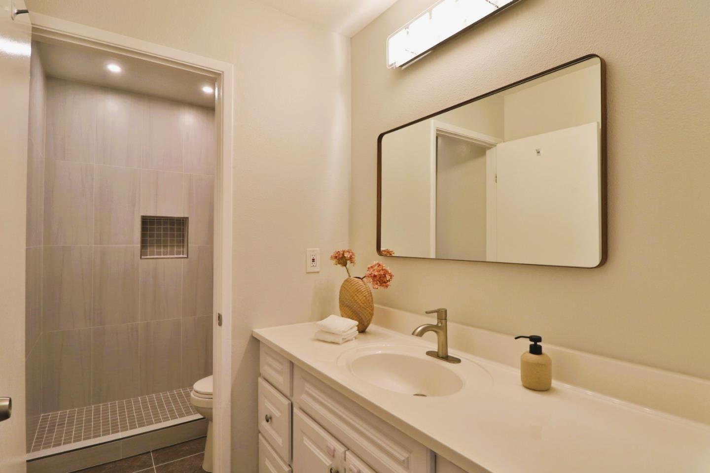 Detail Gallery Image 26 of 45 For 284 Rosewood Ct, Hayward,  CA 94544 - 2 Beds | 2/1 Baths