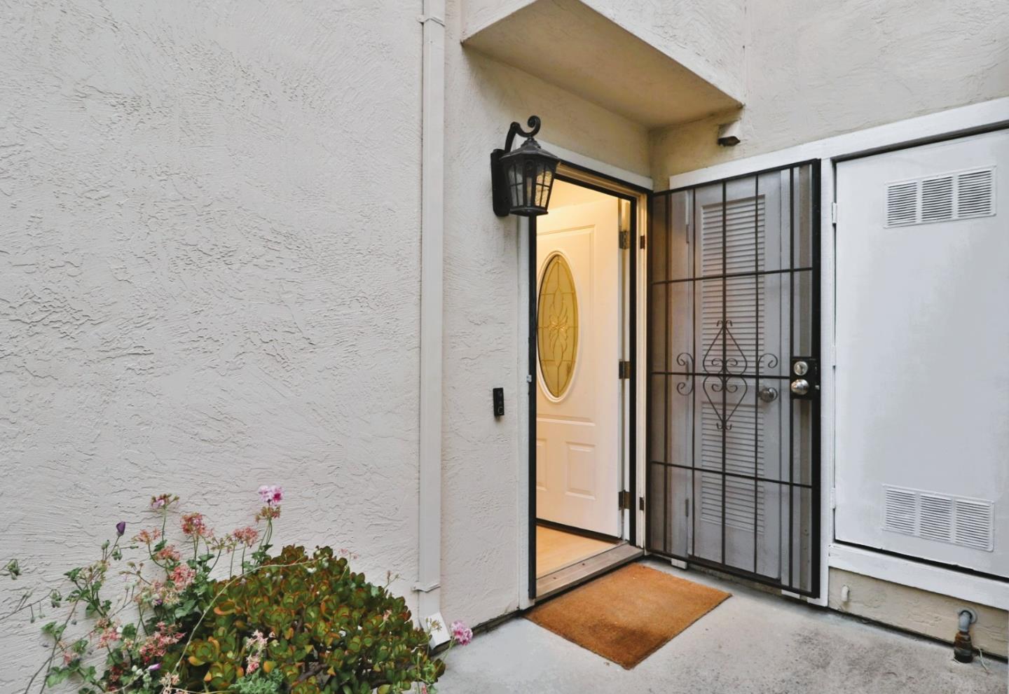 Detail Gallery Image 4 of 45 For 284 Rosewood Ct, Hayward,  CA 94544 - 2 Beds | 2/1 Baths
