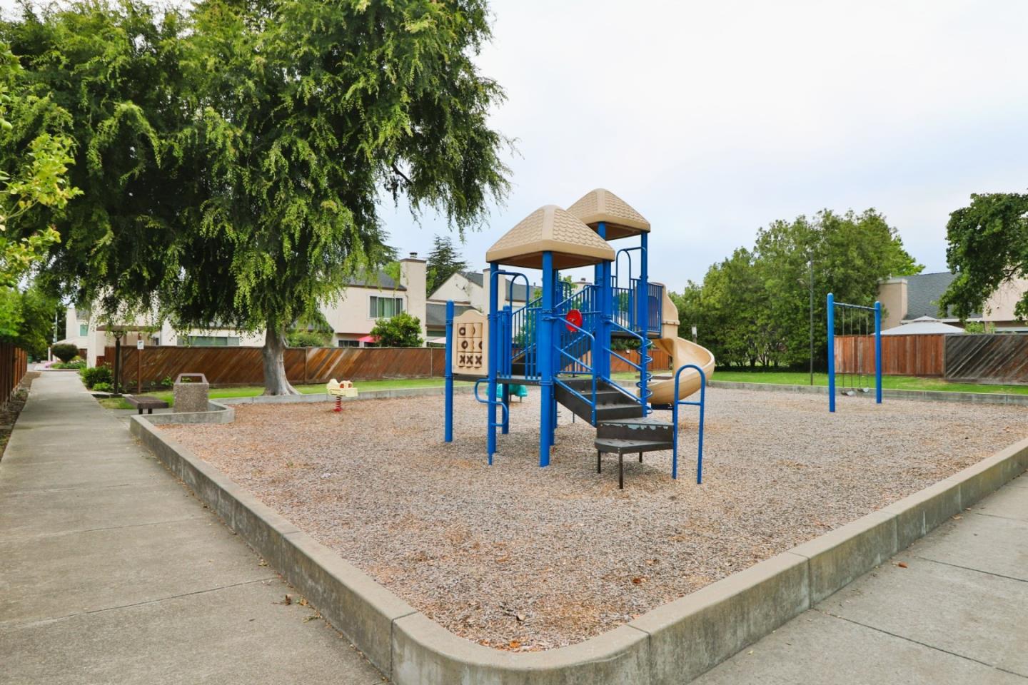 Detail Gallery Image 43 of 45 For 284 Rosewood Ct, Hayward,  CA 94544 - 2 Beds | 2/1 Baths