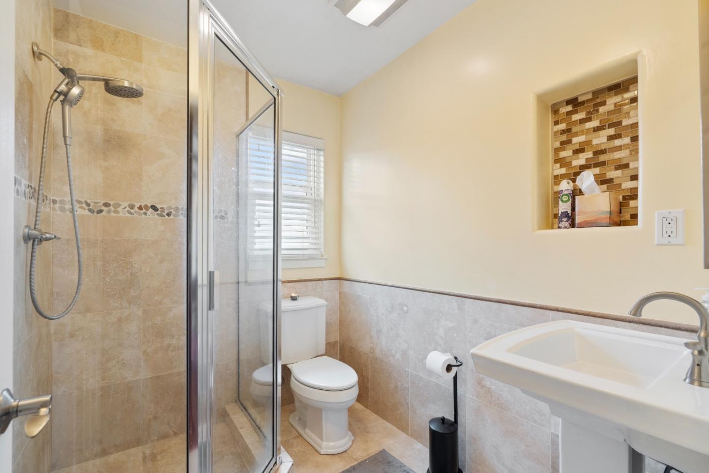 Detail Gallery Image 9 of 46 For 1325 Kimball Ave, Seaside,  CA 93955 - 4 Beds | 2/1 Baths