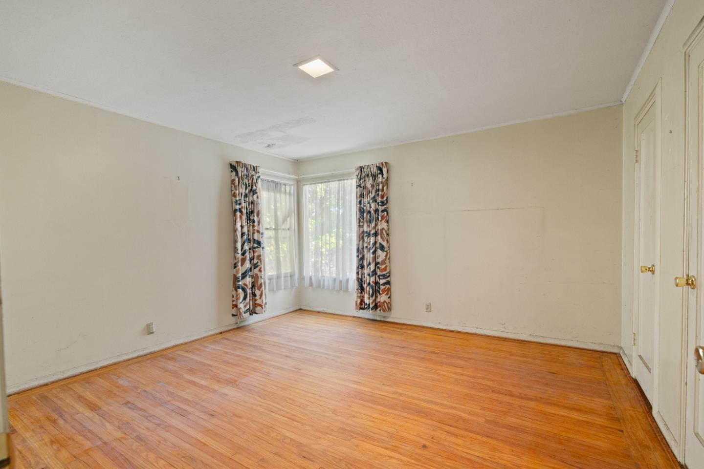 Detail Gallery Image 12 of 21 For 153 Occidental Ave, Burlingame,  CA 94010 - 2 Beds | 1 Baths