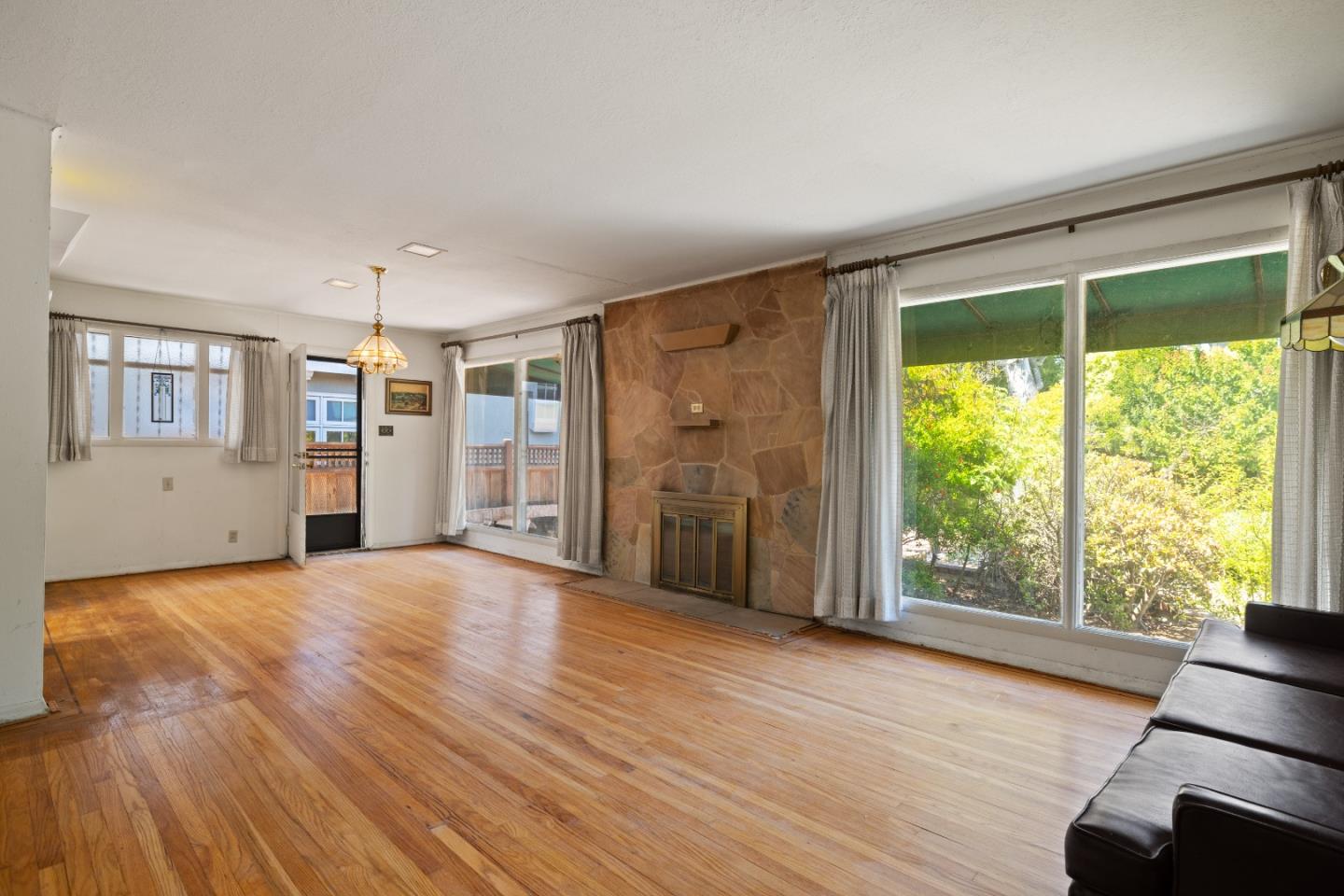 Detail Gallery Image 3 of 21 For 153 Occidental Ave, Burlingame,  CA 94010 - 2 Beds | 1 Baths