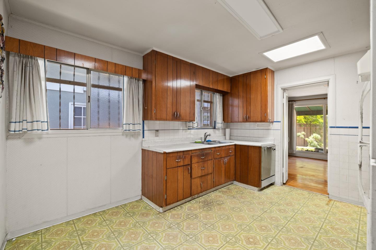 Detail Gallery Image 9 of 21 For 153 Occidental Ave, Burlingame,  CA 94010 - 2 Beds | 1 Baths