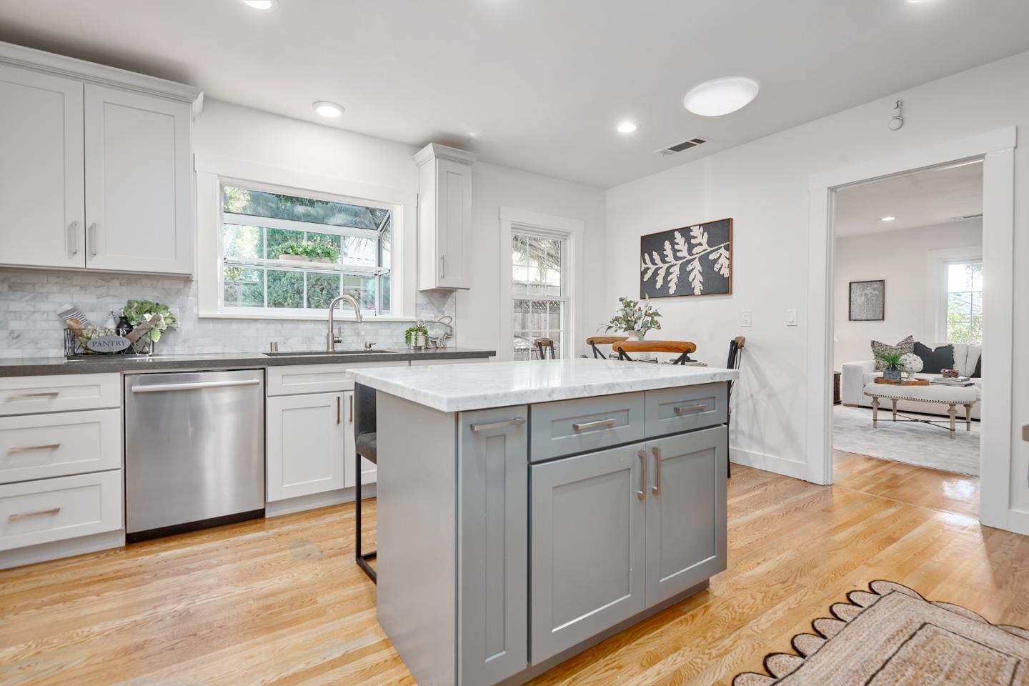 Detail Gallery Image 4 of 25 For 767 Calderon Ave, Mountain View,  CA 94041 - 2 Beds | 1 Baths