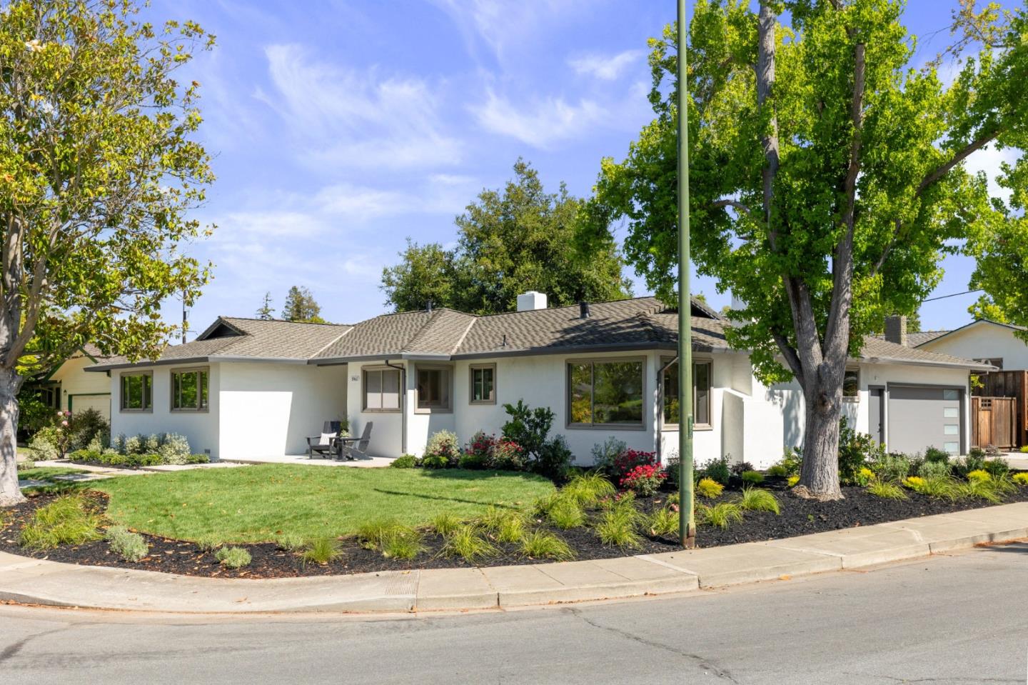 Detail Gallery Image 3 of 29 For 1961 Fordham Way, Mountain View,  CA 94040 - 4 Beds | 2 Baths
