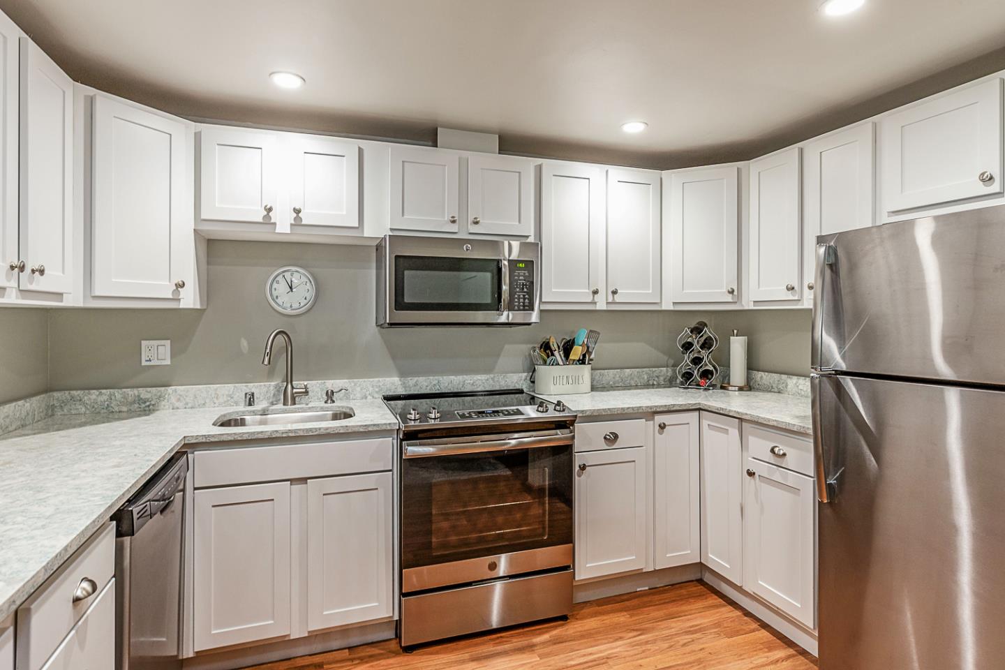 Detail Gallery Image 7 of 19 For 1033 Crestview Dr #308,  Mountain View,  CA 94040 - 1 Beds | 1 Baths