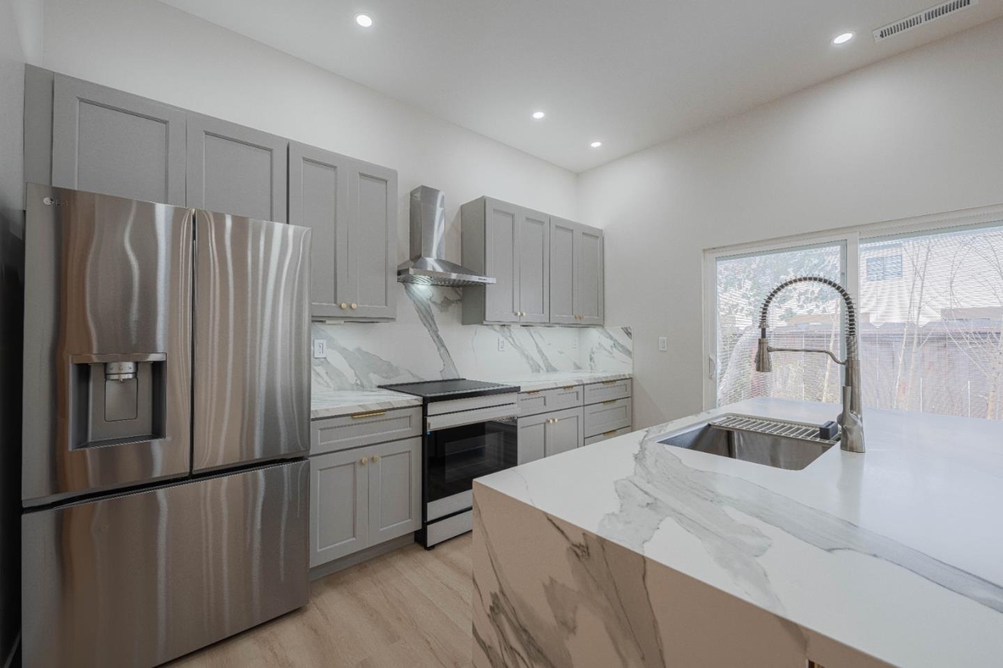 Detail Gallery Image 7 of 23 For 987 Harcourt Ave #D,  Seaside,  CA 93955 - 3 Beds | 1/1 Baths