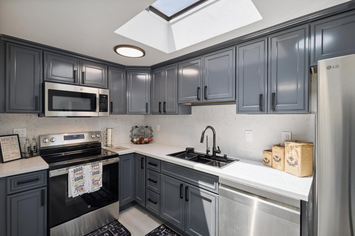 Detail Gallery Image 5 of 27 For 113 White Pine Dr, Vallejo,  CA 94591 - 2 Beds | 1/1 Baths