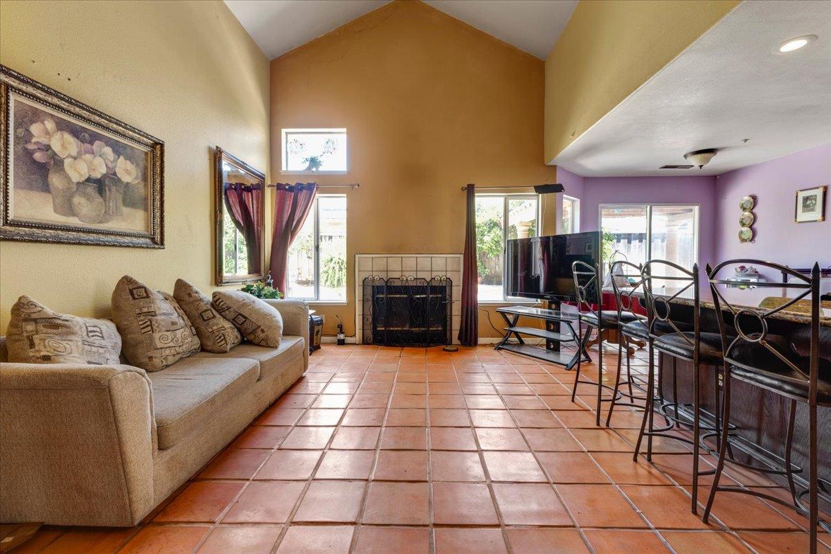 Detail Gallery Image 5 of 12 For 1913 Declaration St, Salinas,  CA 93906 - 3 Beds | 2 Baths