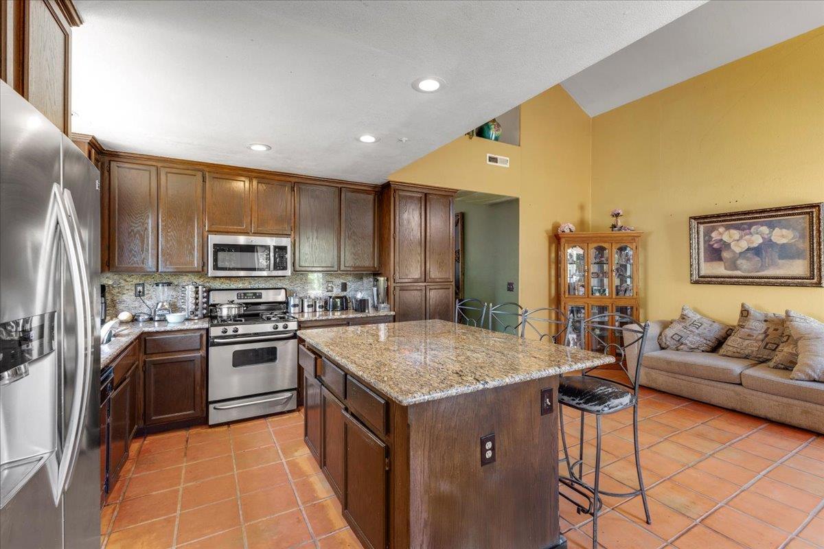 Detail Gallery Image 6 of 12 For 1913 Declaration St, Salinas,  CA 93906 - 3 Beds | 2 Baths