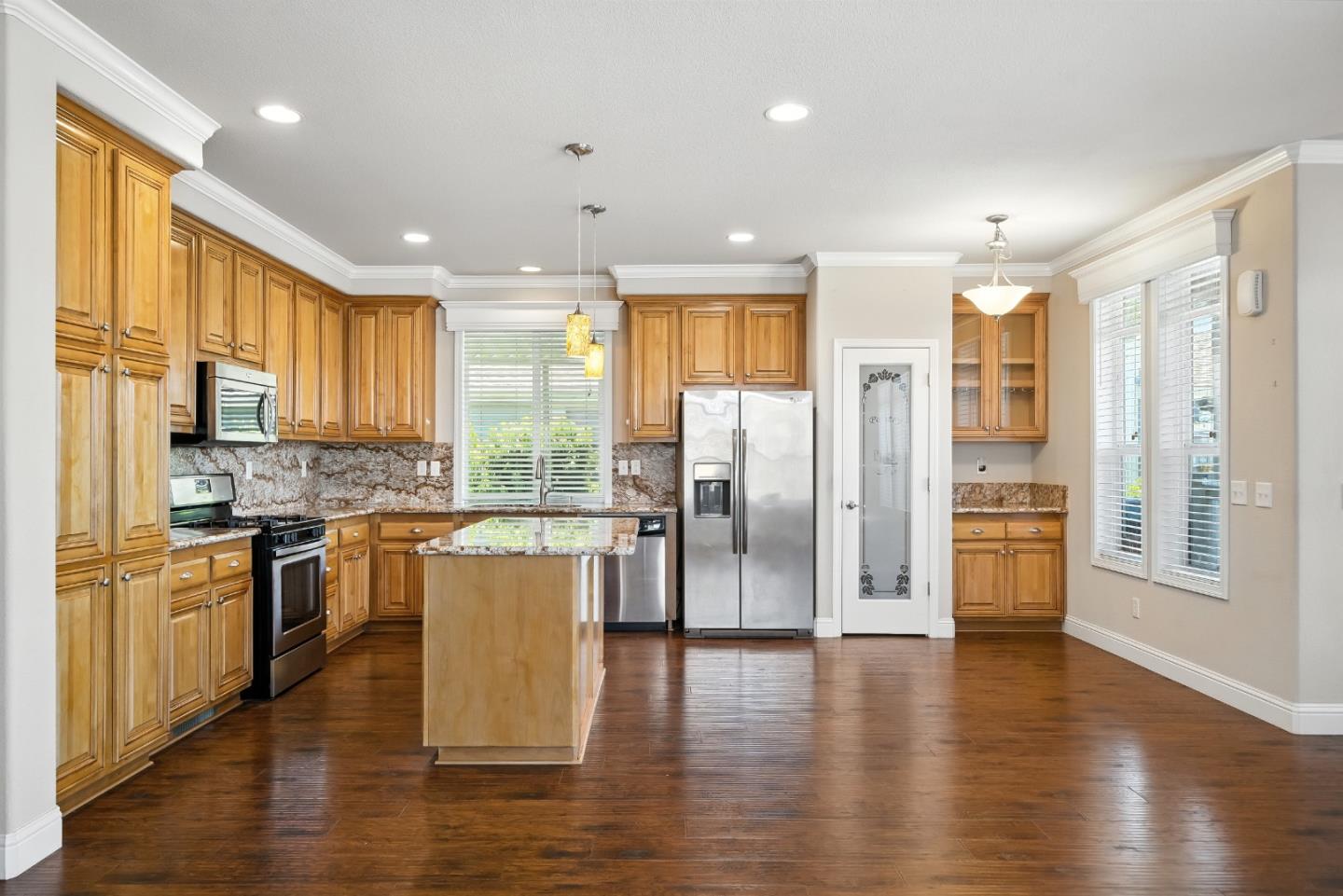 Detail Gallery Image 10 of 39 For 325 Sylvan Ave #106,  Mountain View,  CA 94041 - 3 Beds | 2 Baths