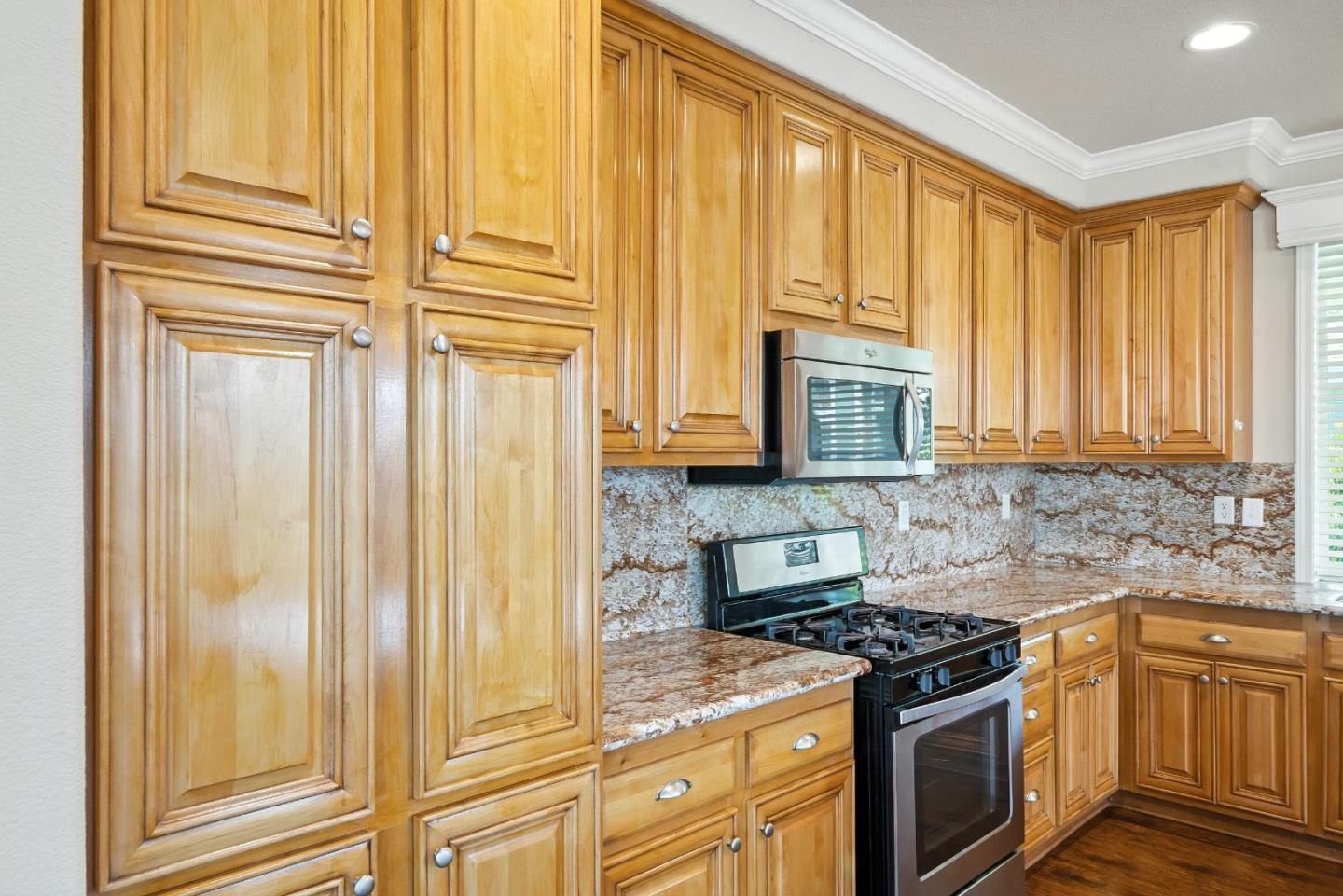 Detail Gallery Image 11 of 39 For 325 Sylvan Ave #106,  Mountain View,  CA 94041 - 3 Beds | 2 Baths
