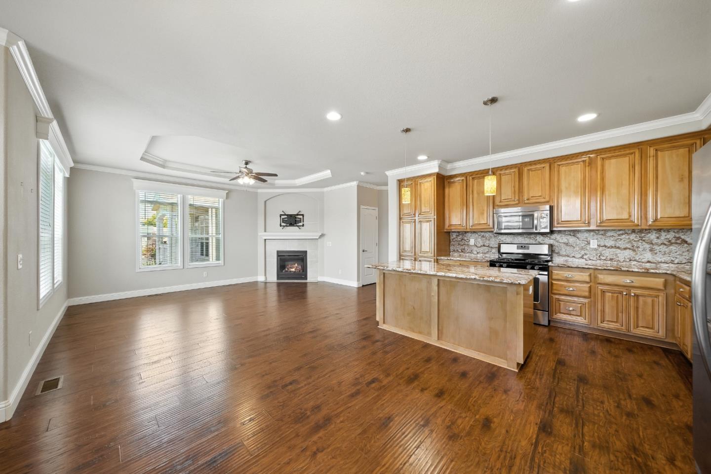 Detail Gallery Image 5 of 39 For 325 Sylvan Ave #106,  Mountain View,  CA 94041 - 3 Beds | 2 Baths