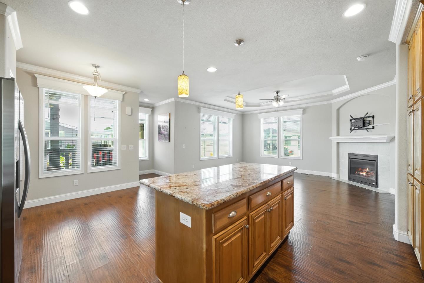 Detail Gallery Image 6 of 39 For 325 Sylvan Ave #106,  Mountain View,  CA 94041 - 3 Beds | 2 Baths