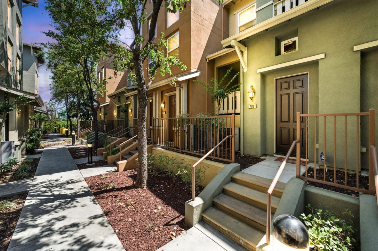 Detail Gallery Image 2 of 53 For 709 Modern Ice Dr, San Jose,  CA 95112 - 3 Beds | 2 Baths