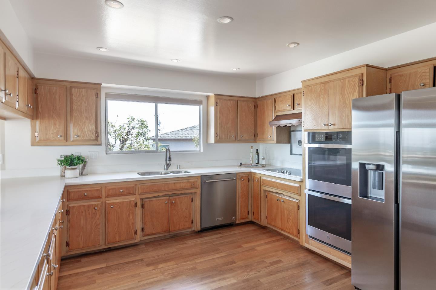 Detail Gallery Image 10 of 31 For 608 Highview Ct, San Mateo,  CA 94403 - 4 Beds | 3 Baths