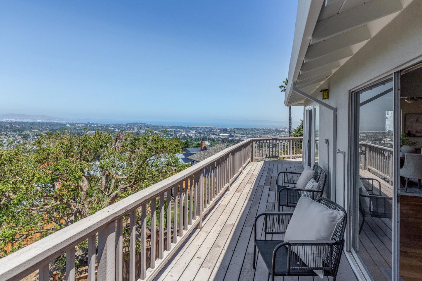Detail Gallery Image 4 of 31 For 608 Highview Ct, San Mateo,  CA 94403 - 4 Beds | 3 Baths