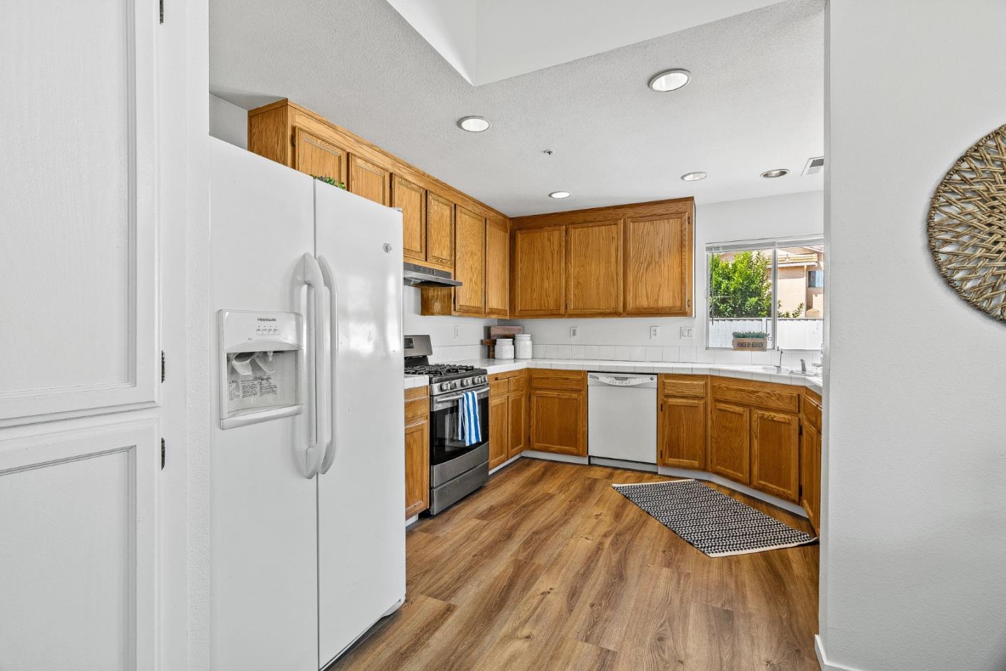 Detail Gallery Image 7 of 38 For 910 Cortina Way, Salinas,  CA 93905 - 4 Beds | 2 Baths