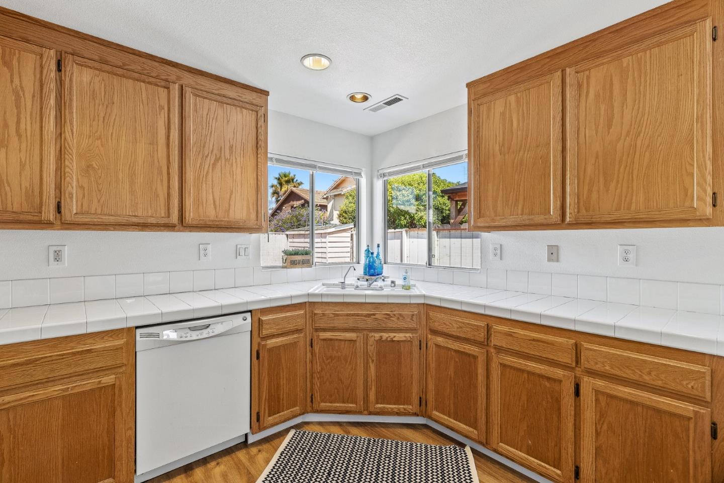Detail Gallery Image 8 of 38 For 910 Cortina Way, Salinas,  CA 93905 - 4 Beds | 2 Baths