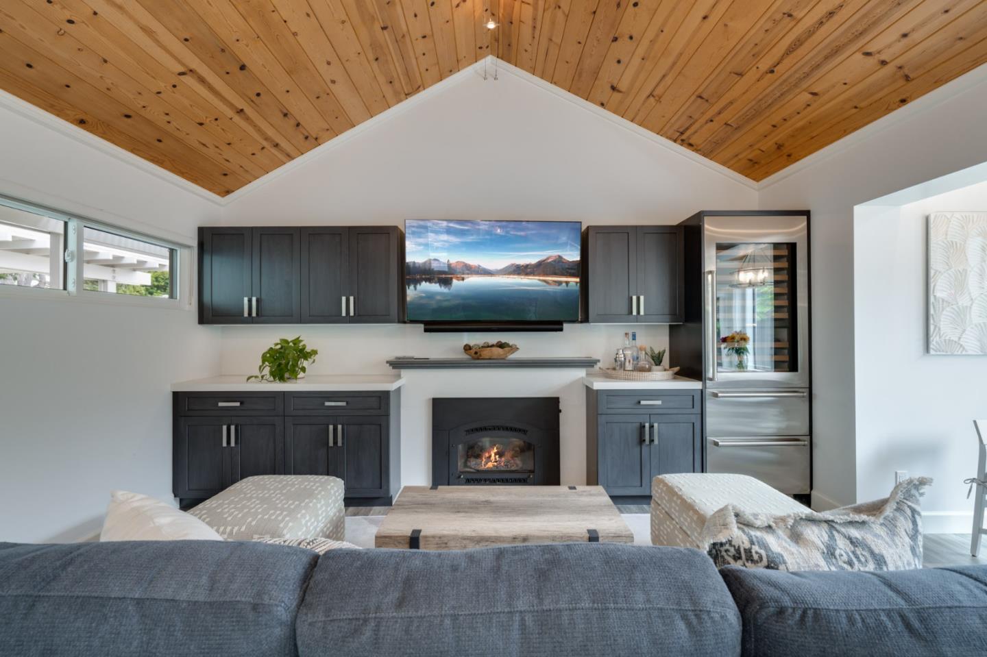 Detail Gallery Image 8 of 75 For 129 Santa Cruz Ave, Aptos,  CA 95003 - 2 Beds | 3 Baths