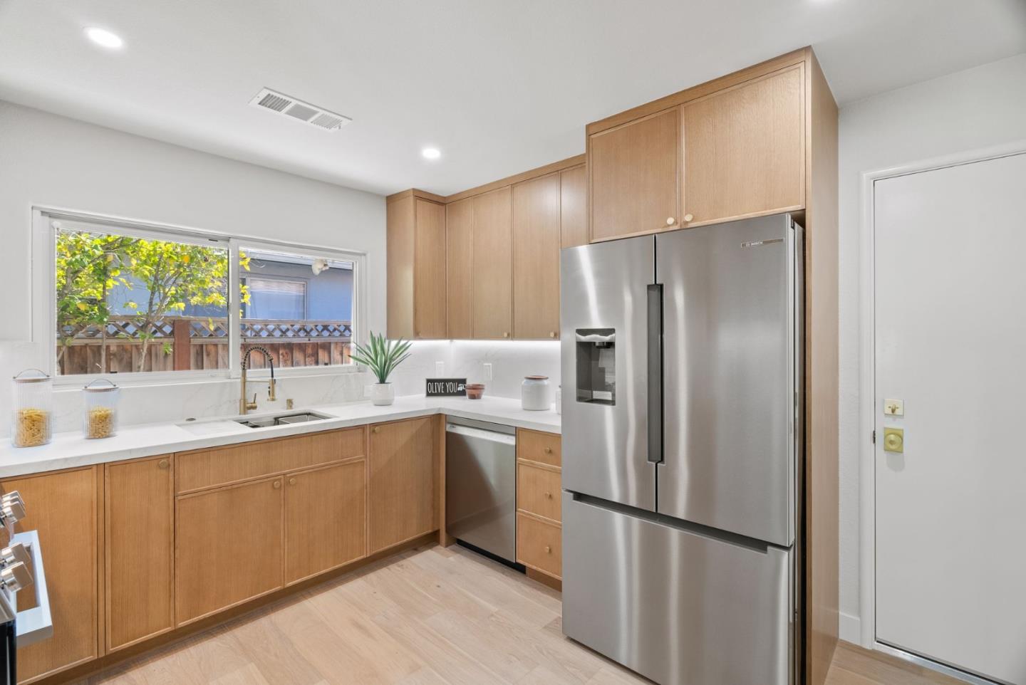 Detail Gallery Image 10 of 60 For 520 S Bayview Ave, Sunnyvale,  CA 94086 - 3 Beds | 2 Baths