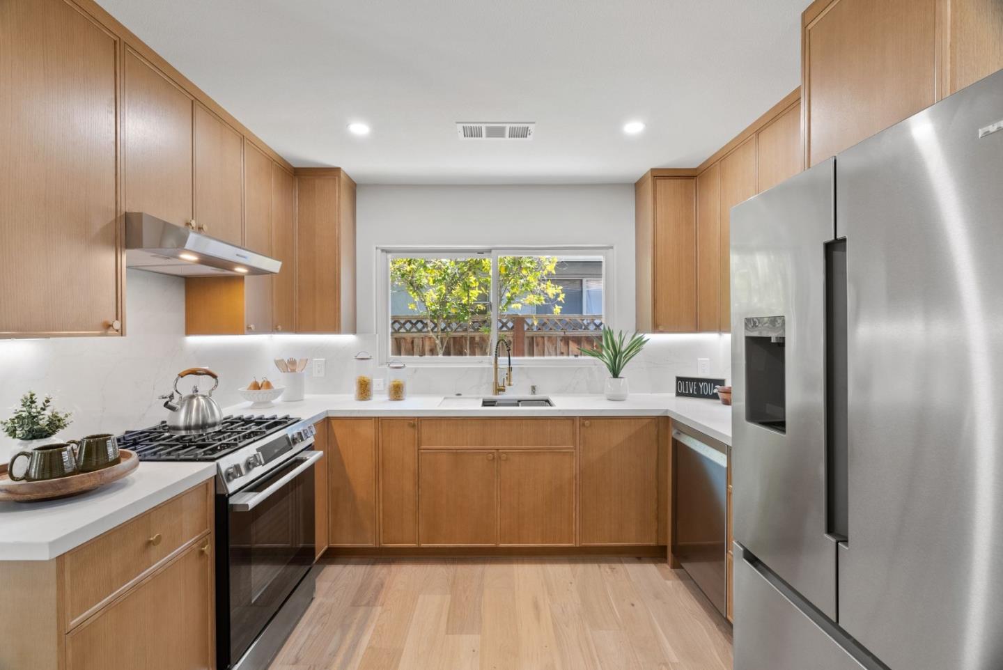 Detail Gallery Image 11 of 60 For 520 S Bayview Ave, Sunnyvale,  CA 94086 - 3 Beds | 2 Baths
