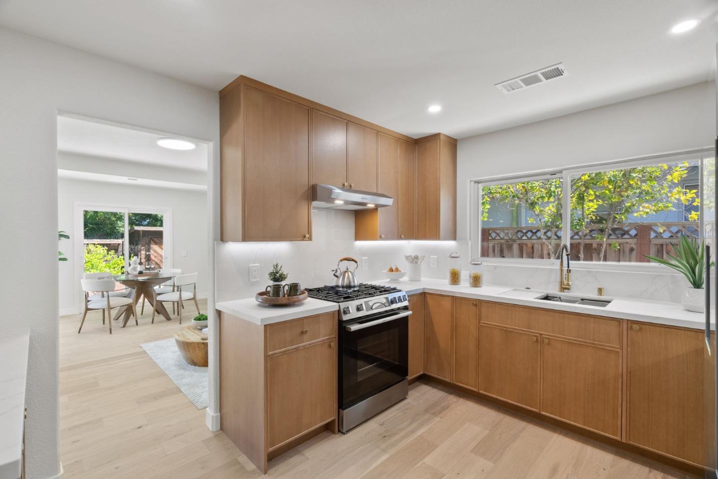 Detail Gallery Image 14 of 60 For 520 S Bayview Ave, Sunnyvale,  CA 94086 - 3 Beds | 2 Baths