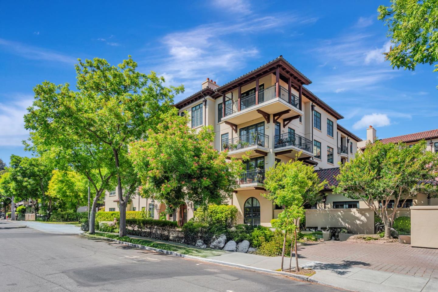 Detail Gallery Image 2 of 28 For 555 Byron St #105,  Palo Alto,  CA 94301 - 2 Beds | 2 Baths