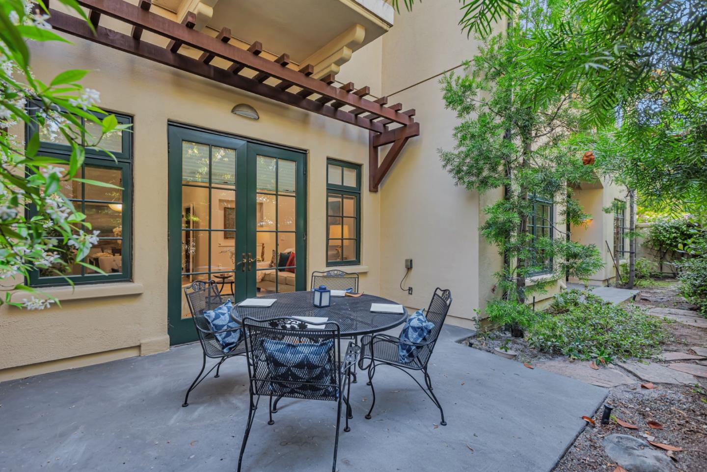 Detail Gallery Image 21 of 28 For 555 Byron St #105,  Palo Alto,  CA 94301 - 2 Beds | 2 Baths