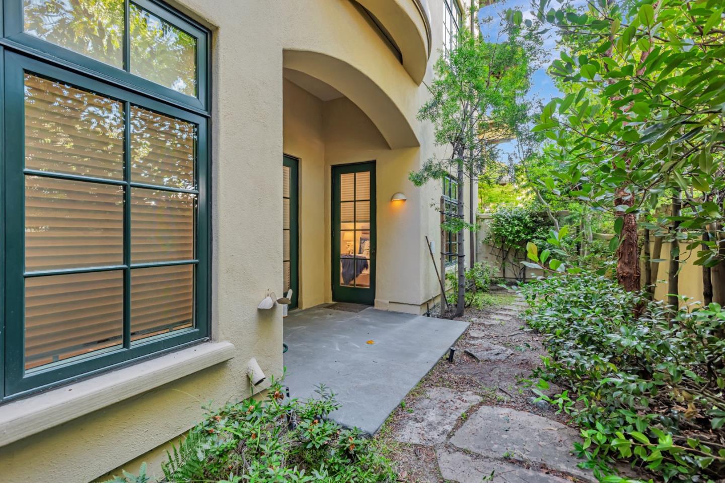 Detail Gallery Image 22 of 28 For 555 Byron St #105,  Palo Alto,  CA 94301 - 2 Beds | 2 Baths