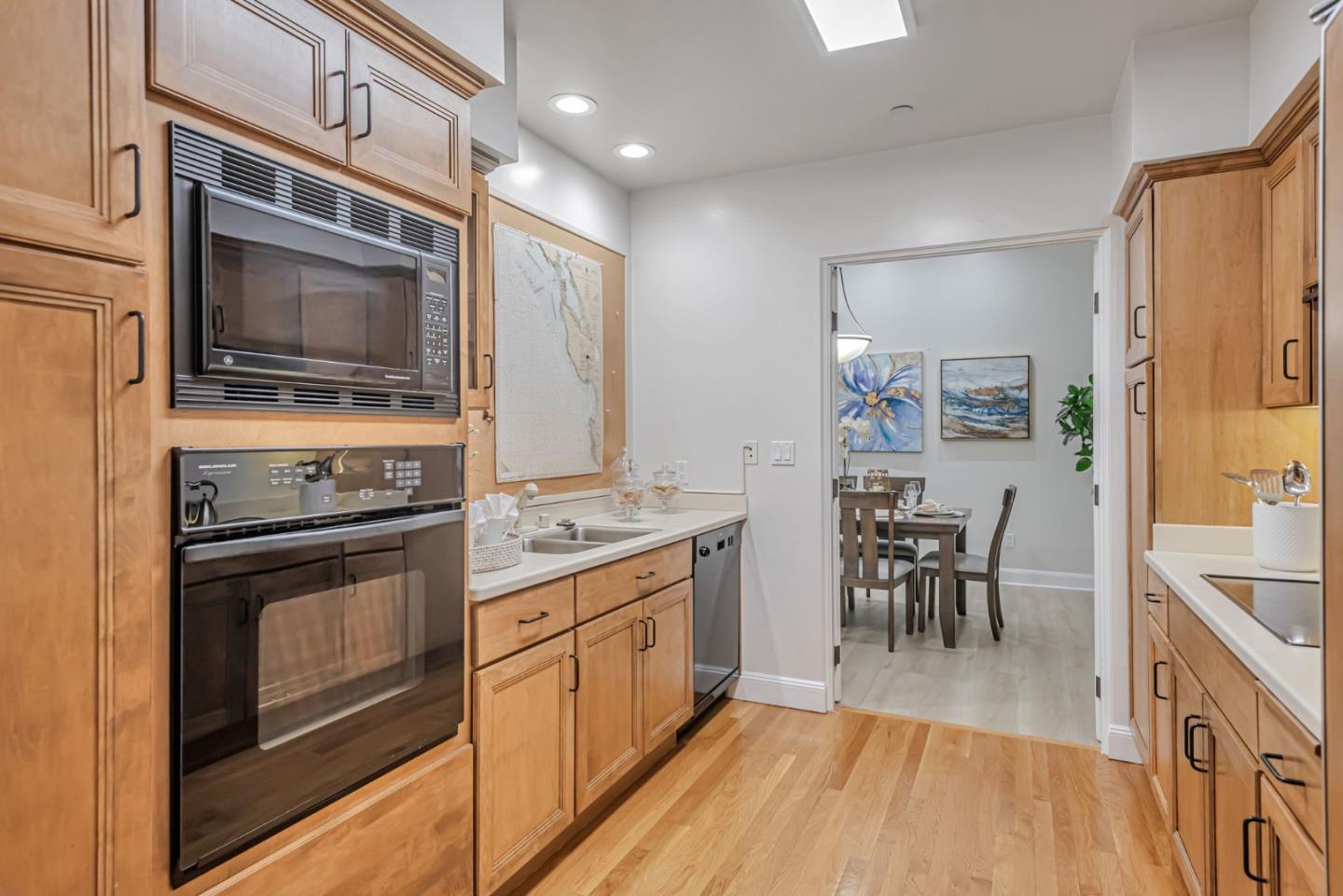 Detail Gallery Image 9 of 28 For 555 Byron St #105,  Palo Alto,  CA 94301 - 2 Beds | 2 Baths