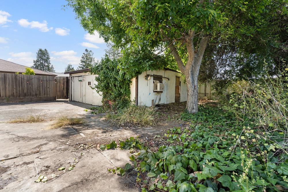 Detail Gallery Image 5 of 6 For 2187 Wyandotte St, Mountain View,  CA 94043 - 4 Beds | 2 Baths