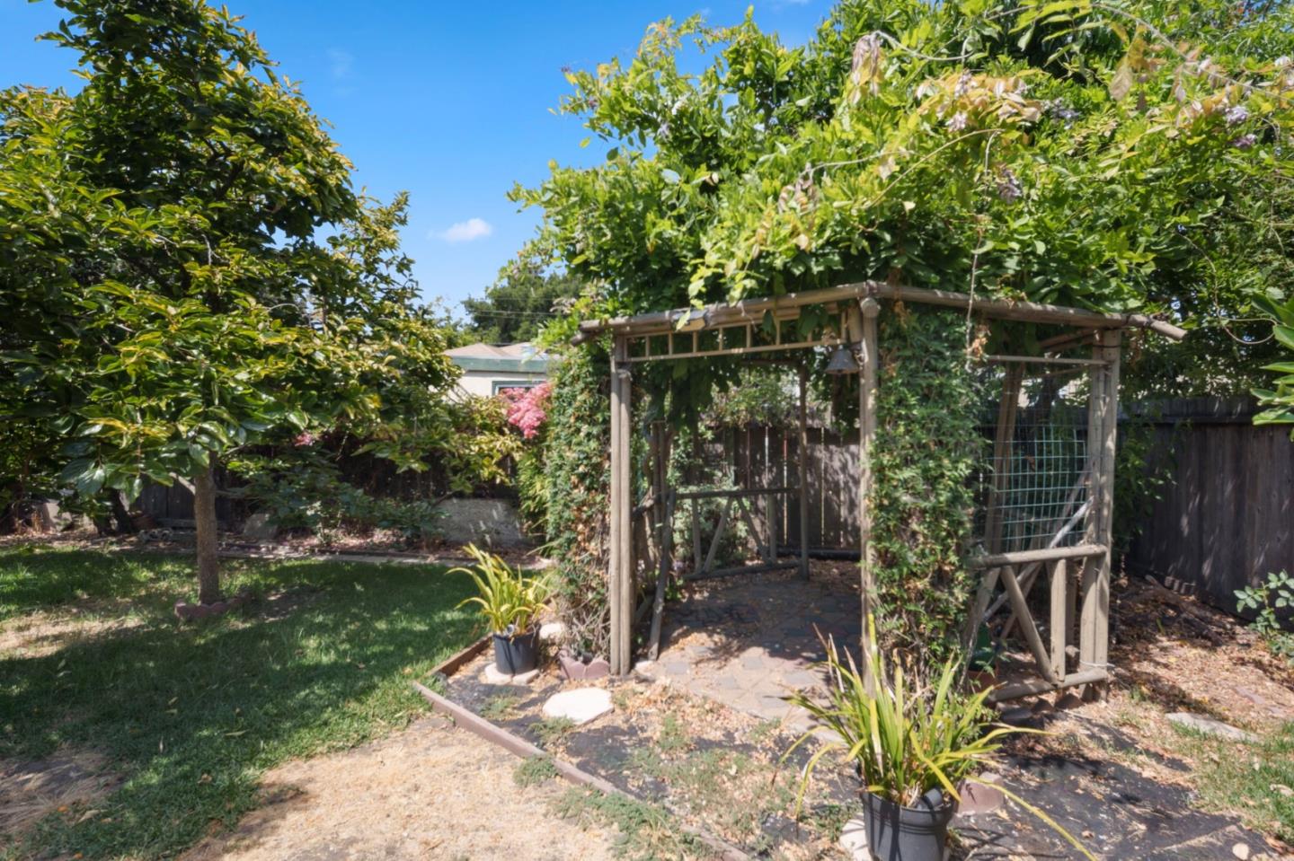 Detail Gallery Image 17 of 20 For 17315 via Flores, San Lorenzo,  CA 94580 - 3 Beds | 2 Baths