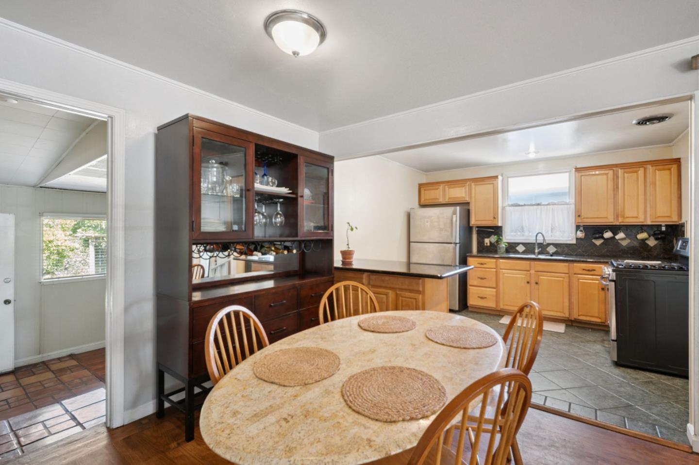 Detail Gallery Image 5 of 20 For 17315 via Flores, San Lorenzo,  CA 94580 - 3 Beds | 2 Baths