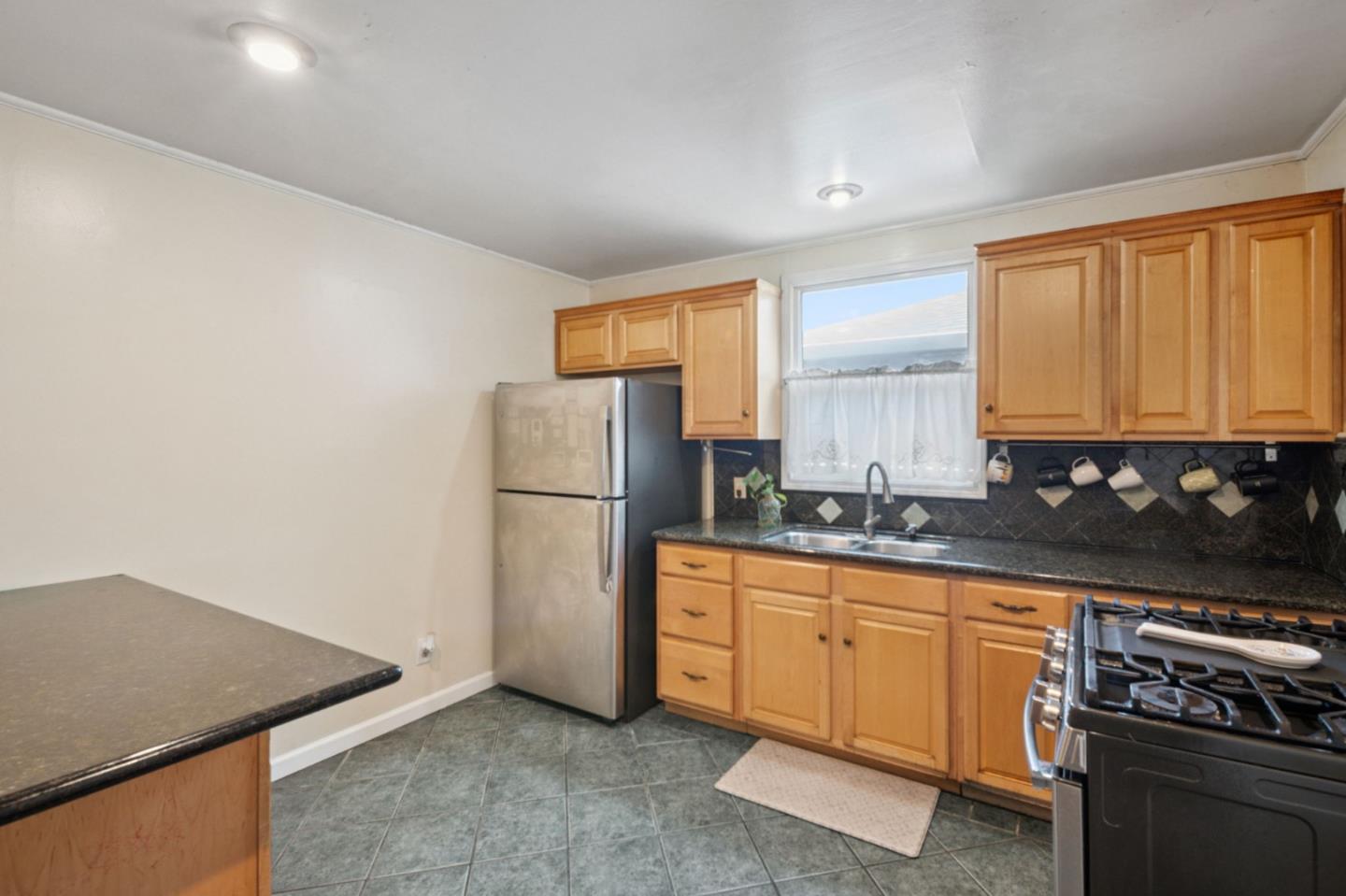 Detail Gallery Image 6 of 20 For 17315 via Flores, San Lorenzo,  CA 94580 - 3 Beds | 2 Baths